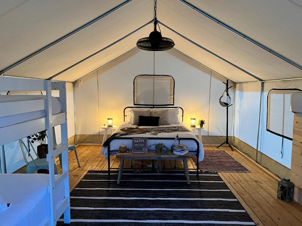 甘特斯维尔Luxury Glamping Tents @ Lake Guntersville State Park的帐篷内一间卧室,配有一张床