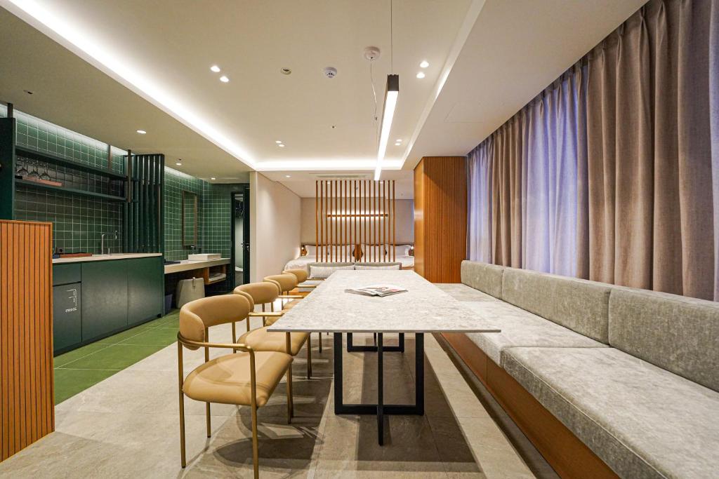 釜山Hotel Ground27的一间会议室,配有长桌子和椅子