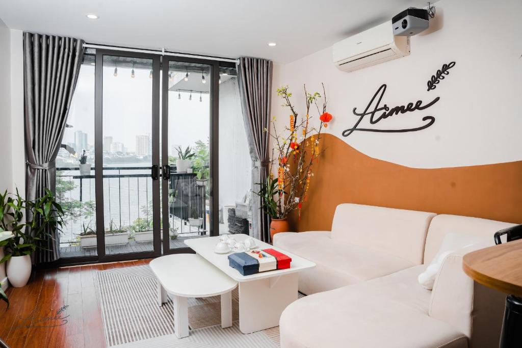 河内AimeeHouse - Trích Sài的客厅配有白色的沙发和桌子