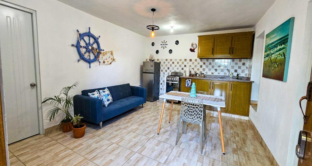 苏莎亚Rincón Marino的厨房以及带蓝色沙发的起居室。