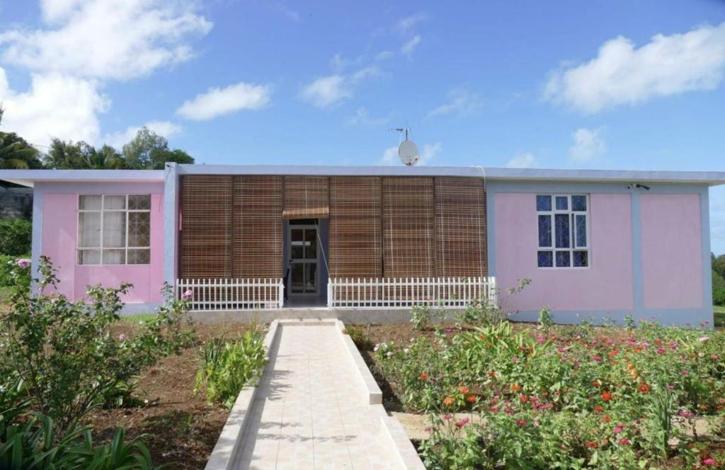 Rodrigues IslandBois Gournable的粉红色和白色的房子,设有花园
