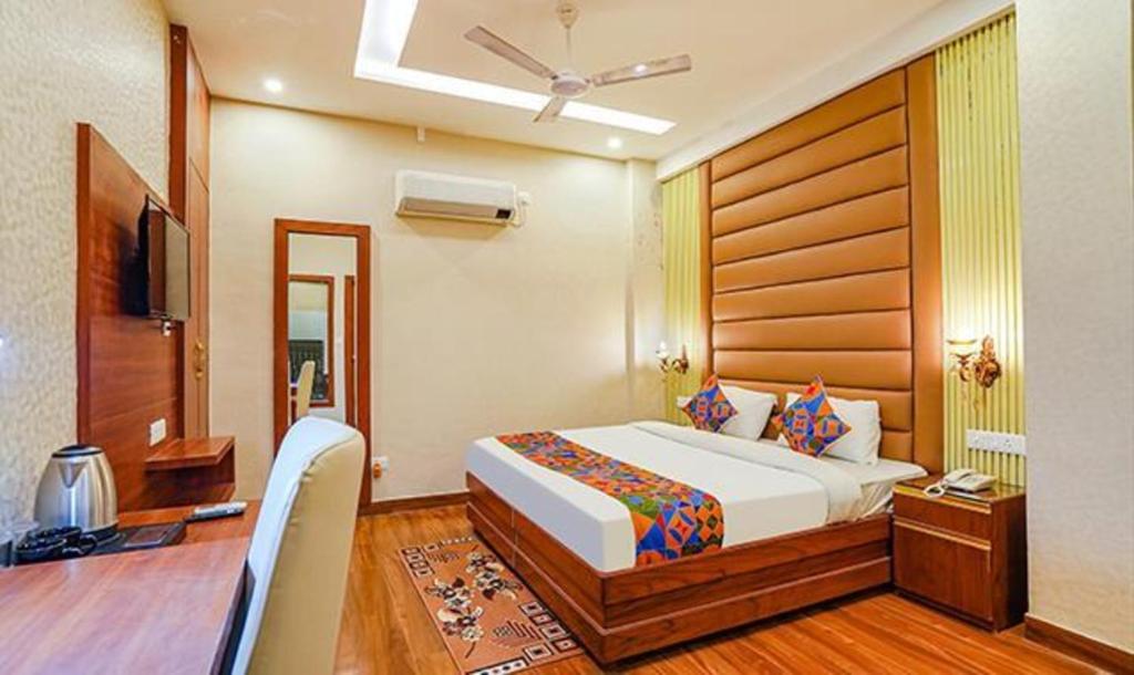 诺伊达FabHotel Prime Noida Sector 63的酒店客房,配有床和电视