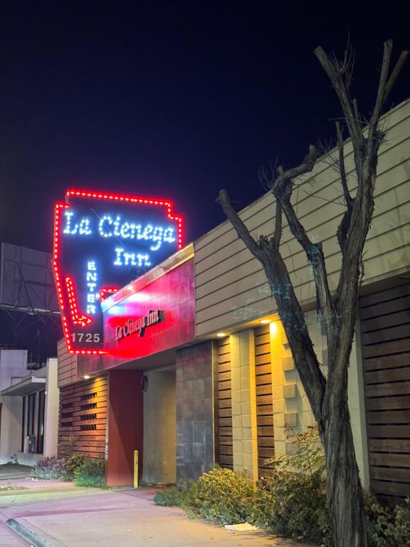 洛杉矶La Cienega Inn Motel的建筑物一侧的灯光标志
