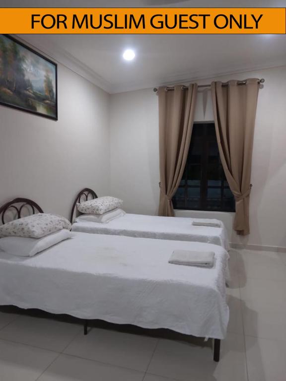 科亚Yasmeen Studio Roomstay Kijal - Room 1 - FOR TWO PERSON ISLAM GUEST ONLY的白色客房的两张床,设有窗户