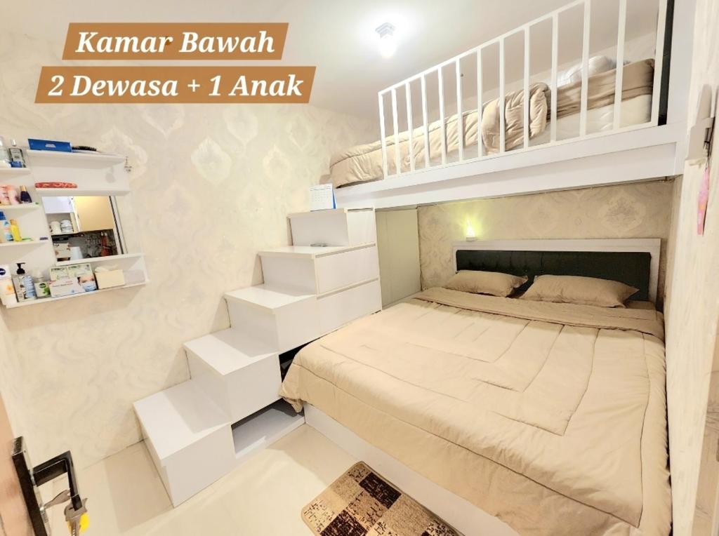 日惹BnB House Villa Jogja的卧室配有带白色架子的双层床