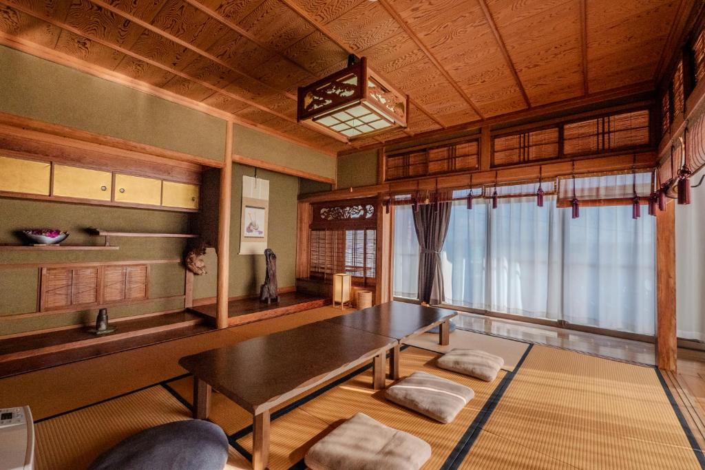 Tamashima Tea Room – MAX 8ppl, PA / BBQ available的一间带桌子和窗户的用餐室