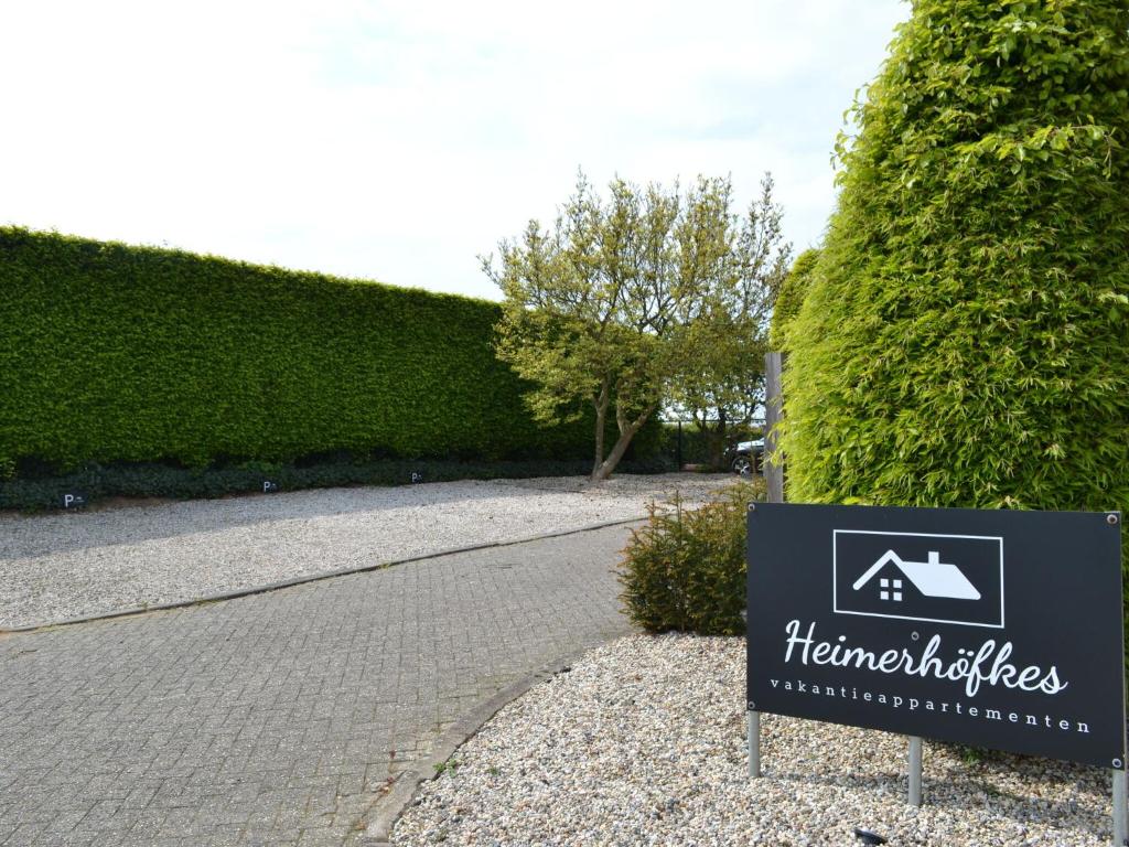 KlimmenAttractive Farmhouse in South Limburg with Terrace的车道前的标志