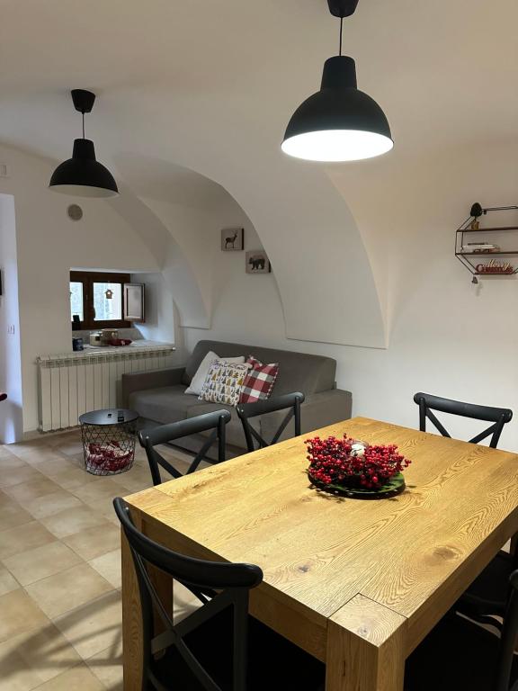 罗卡迪坎比奥Casa Rocca di Cambio的客厅配有木桌和沙发