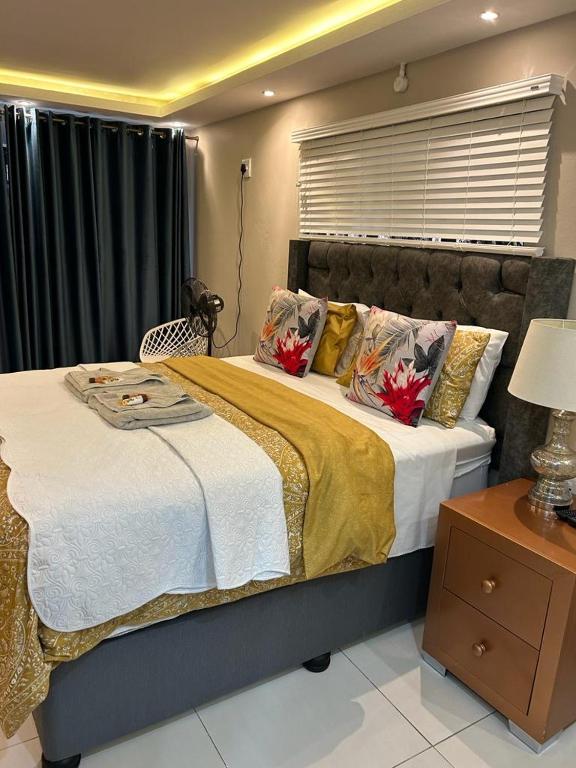 恩潘盖尼Le Rosette Residence的一间卧室配有一张带鲜花的大床