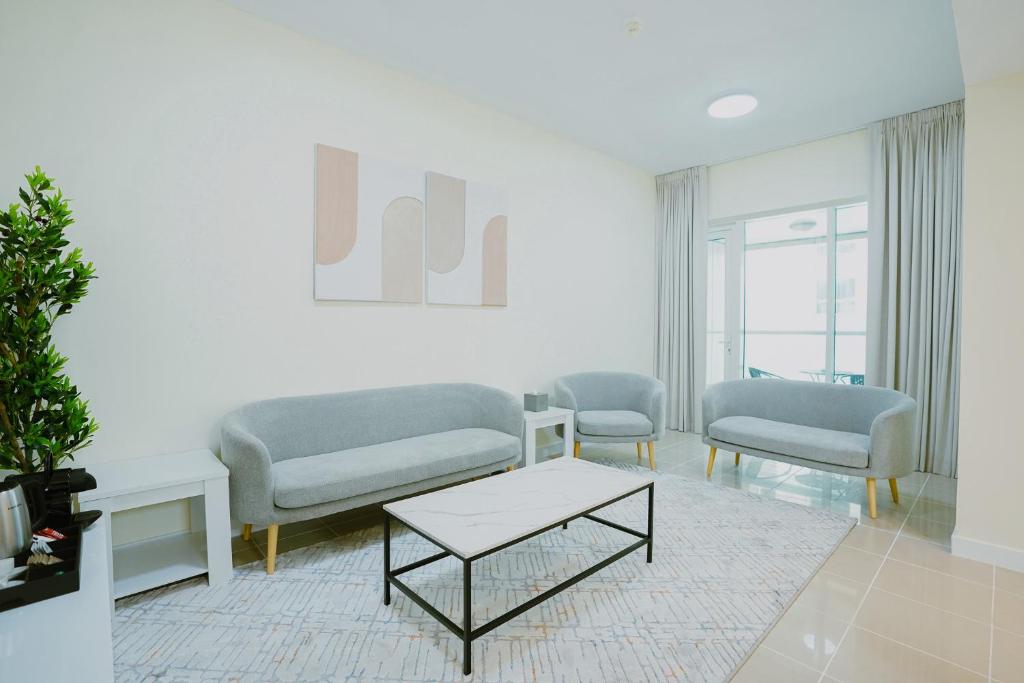 迪拜Citi home 1BR New Marina Sulafa Tower的客厅配有两张沙发和一张咖啡桌
