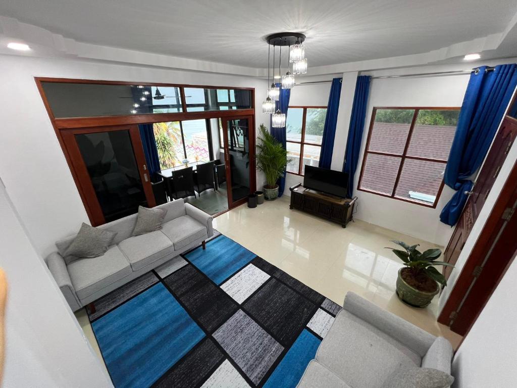 哈德姚Amara Beach Resort Koh Phangan的带沙发和电视的客厅