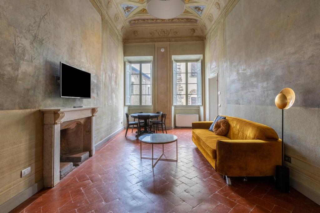 佛罗伦萨numa I Felice Rooms & Apartments的带沙发和壁炉的客厅