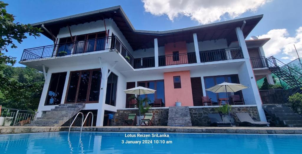 佩勒代尼耶Lotus Villa Kandy的前面有游泳池的房子
