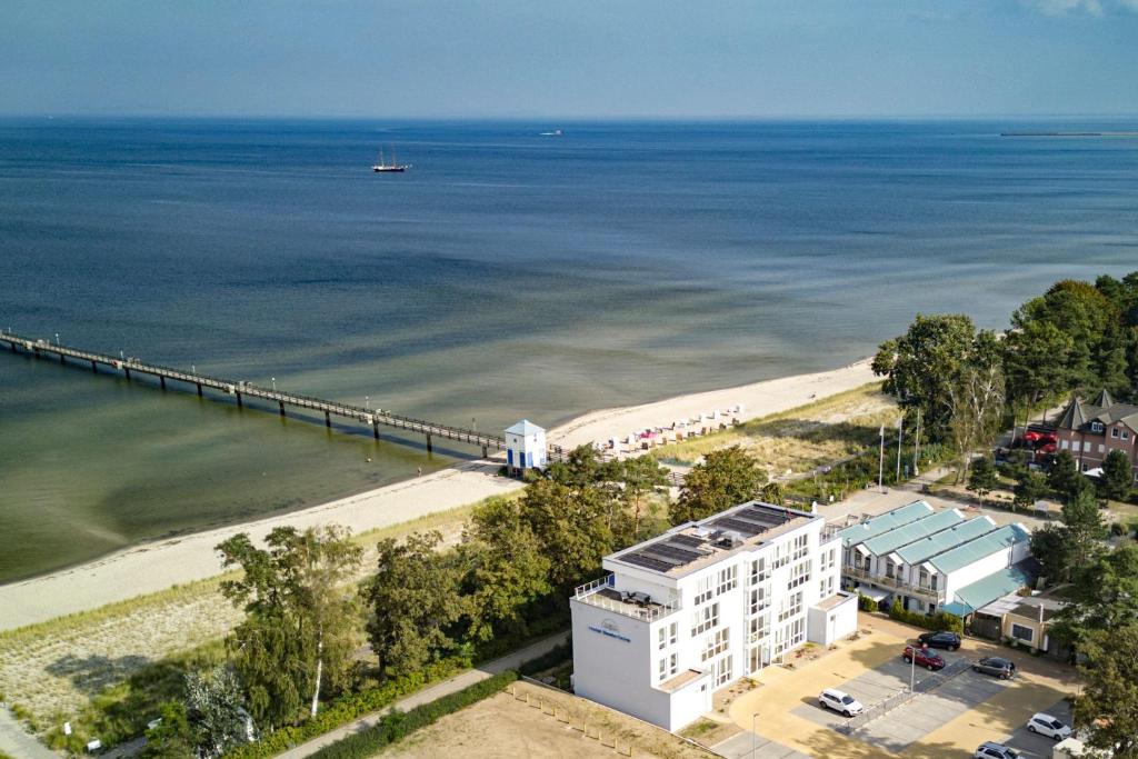 卢布明Hotel Seebrücke的享有海滩和码头的空中景致