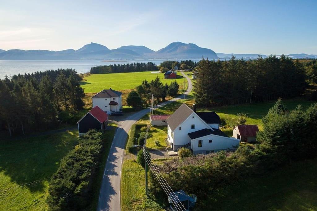 奥勒松Haus auf der Insel Skuløya的享有带道路和房屋的农场的空中景致