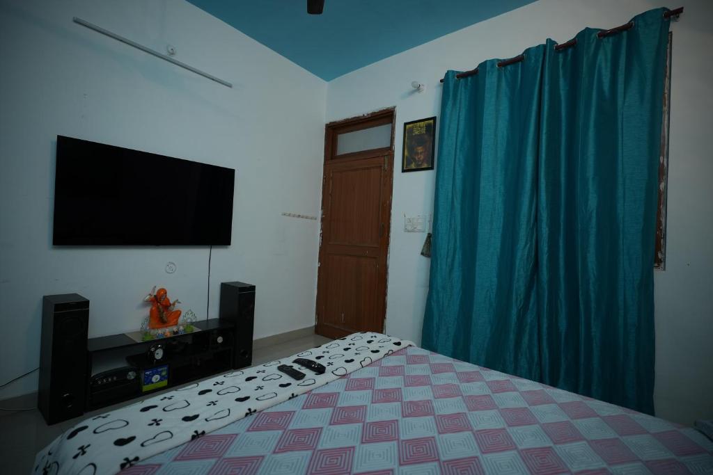 Kota BāghHill crest Kb Restaurant banquet的一间卧室配有一张床和一台平面电视