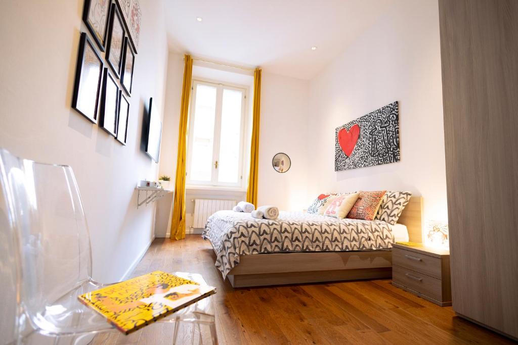 米兰tHE Keith Haring Home的一间小卧室,配有床和窗户