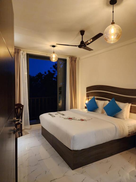 迪古拉Nikabliss Dhigurah的一间卧室设有一张大床和一个窗户。
