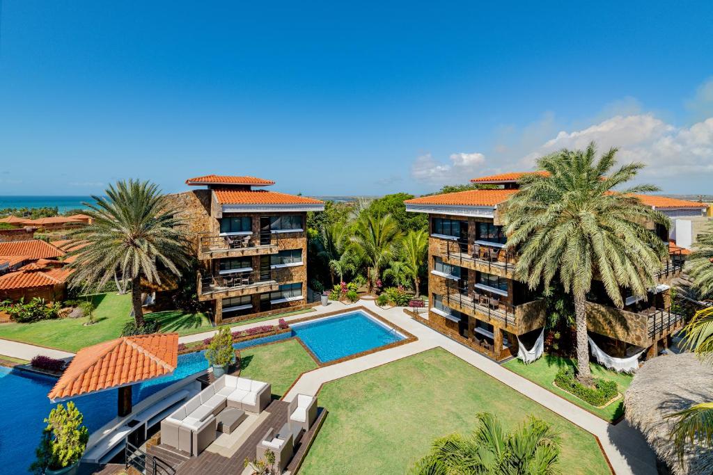 El YaqueVientos del Caribe Club & Hotel的享有带游泳池的度假村的空中景致