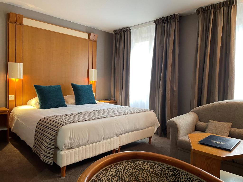萨维尔纳Hôtel EUROPE的配有一张床和一把椅子的酒店客房