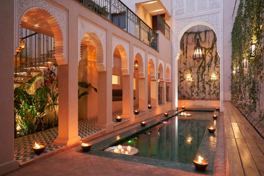 马拉喀什IZZA Marrakech的水中灯光的建筑物内的游泳池