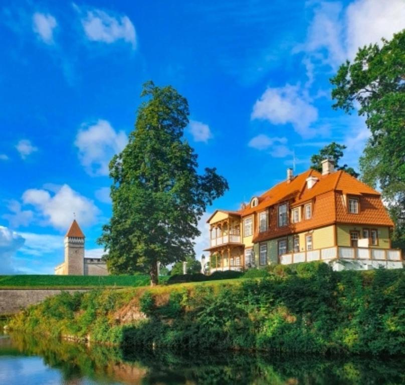 库雷萨雷埃克斯帕雷精品酒店的河畔山丘上的橙色房子