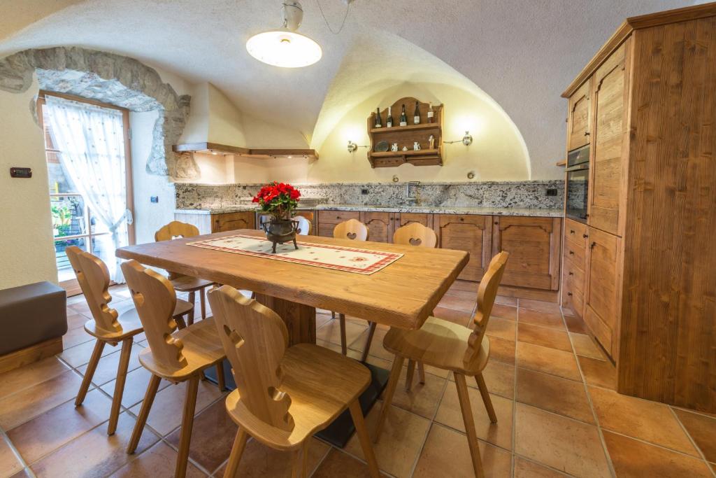 科雷多法布里农家乐的厨房配有木桌和椅子