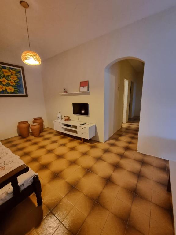 圣佩德罗-达阿尔德亚Daldeia的带电视的客厅和瓷砖地板。