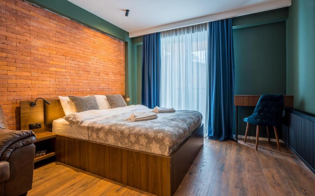 古多里New Gudauri Sweet Apartment With Fireplace and view The Gondola Lift的一间卧室配有一张砖墙床