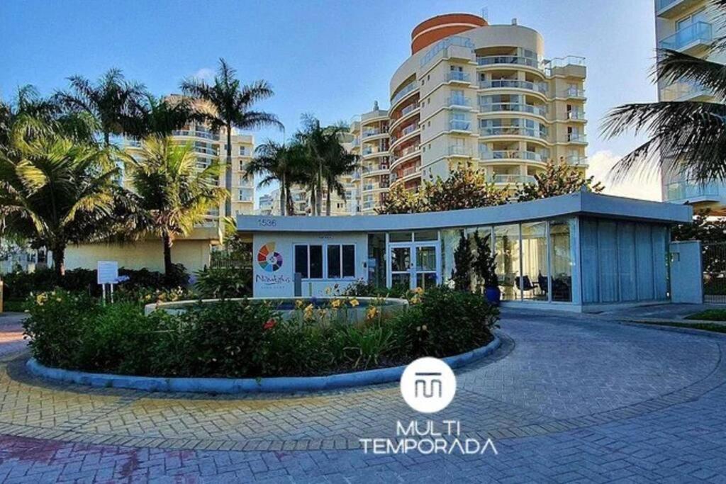 佩尼亚Vista inesquecível para o mar homeclub BetoCarrero的棕榈树建筑前的建筑