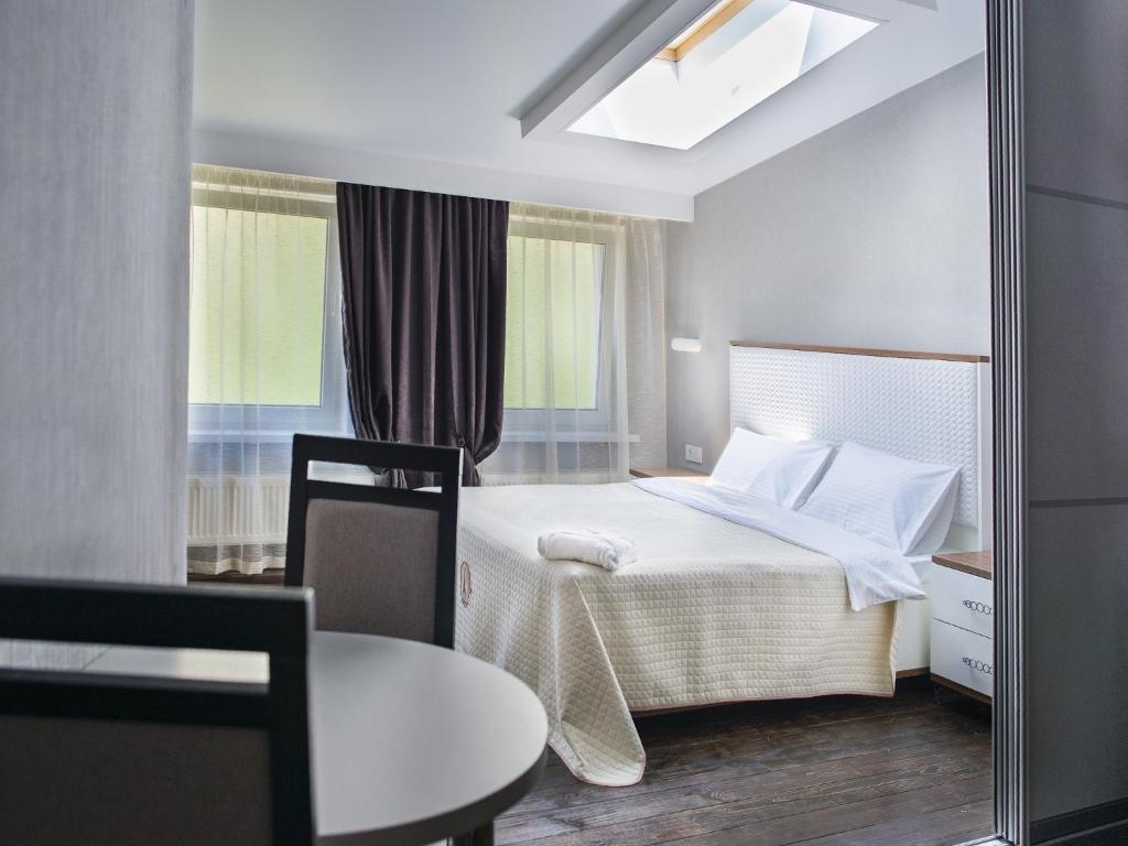 敖德萨Apart Hotel Kvartira 1的一间卧室配有一张床、一张桌子和一面镜子