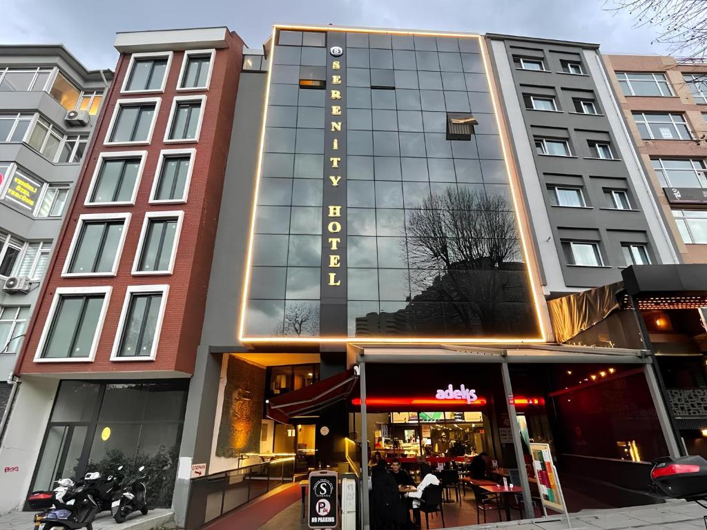 伊斯坦布尔Beşiktaş Serenity Hotel的一座高大的建筑,前面有一间餐厅