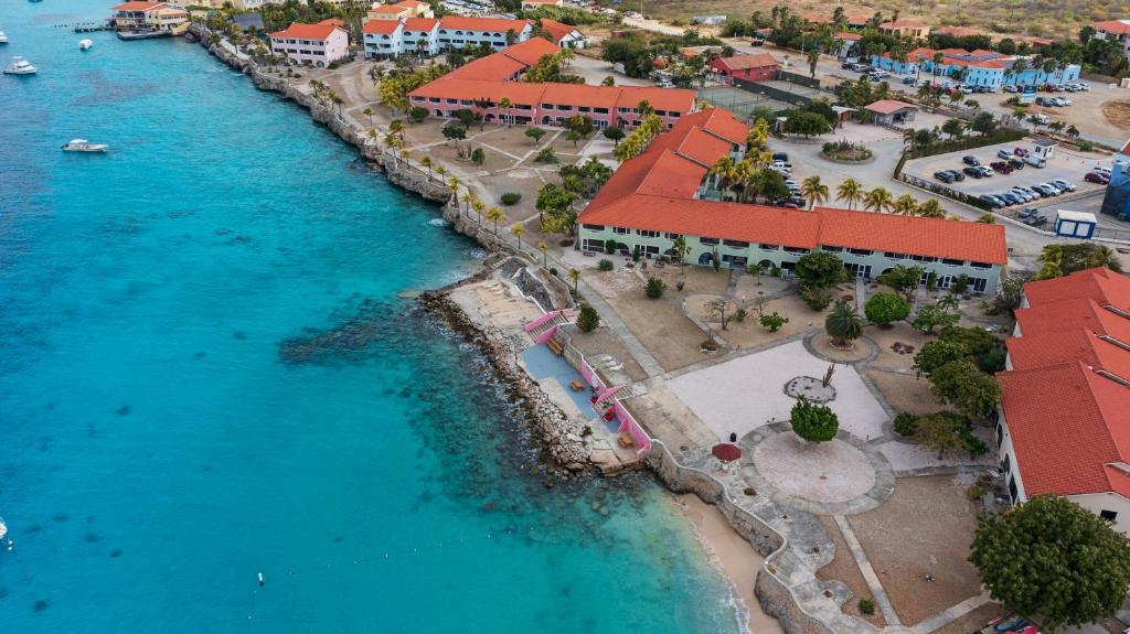克拉伦代克Sand Dollar Bonaire的水体旁的度假胜地的空中景观