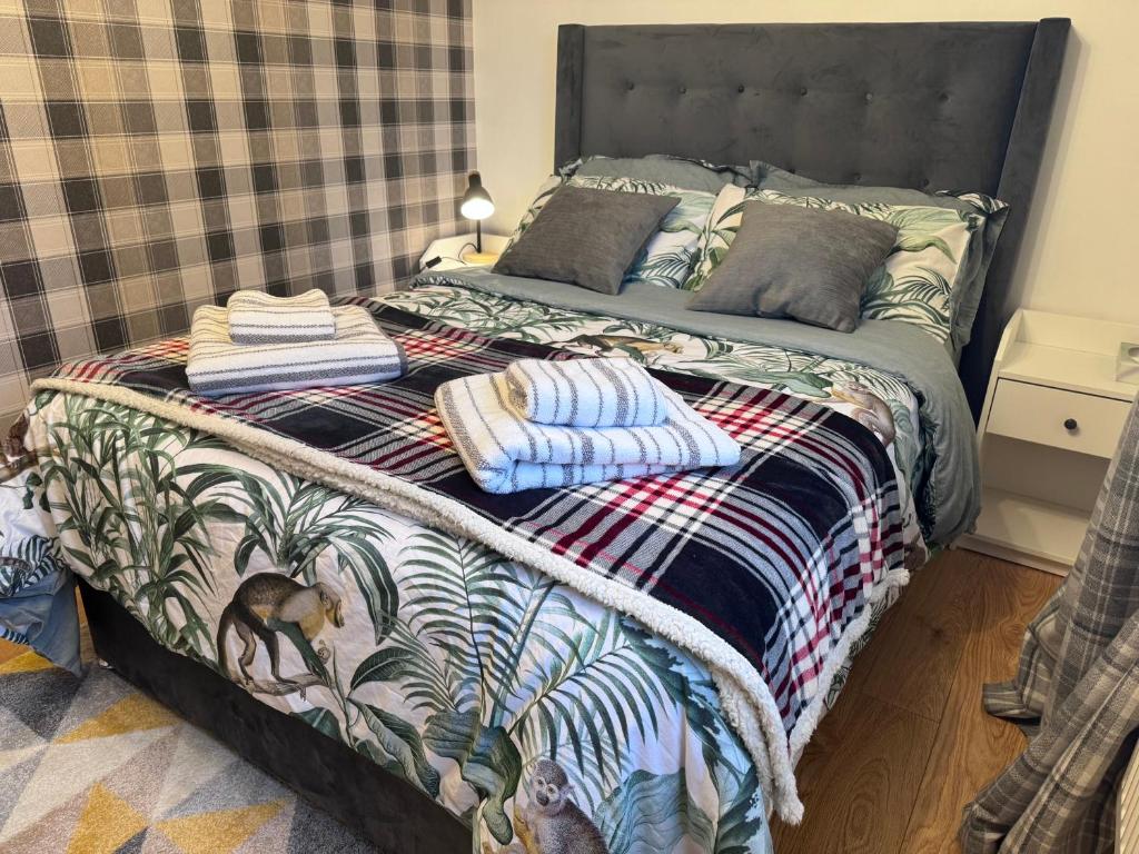 达宁顿堡Brick lodge house的卧室里的一张带毛巾的床