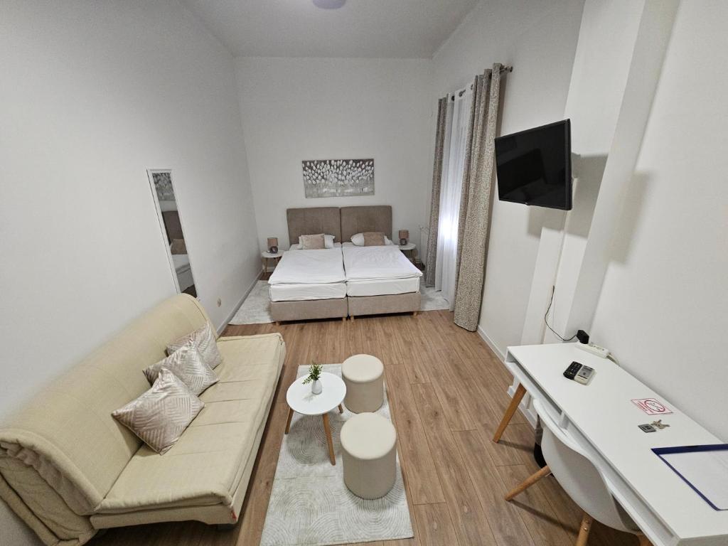 奥西耶克Drava Osijek的客厅配有沙发和1张床