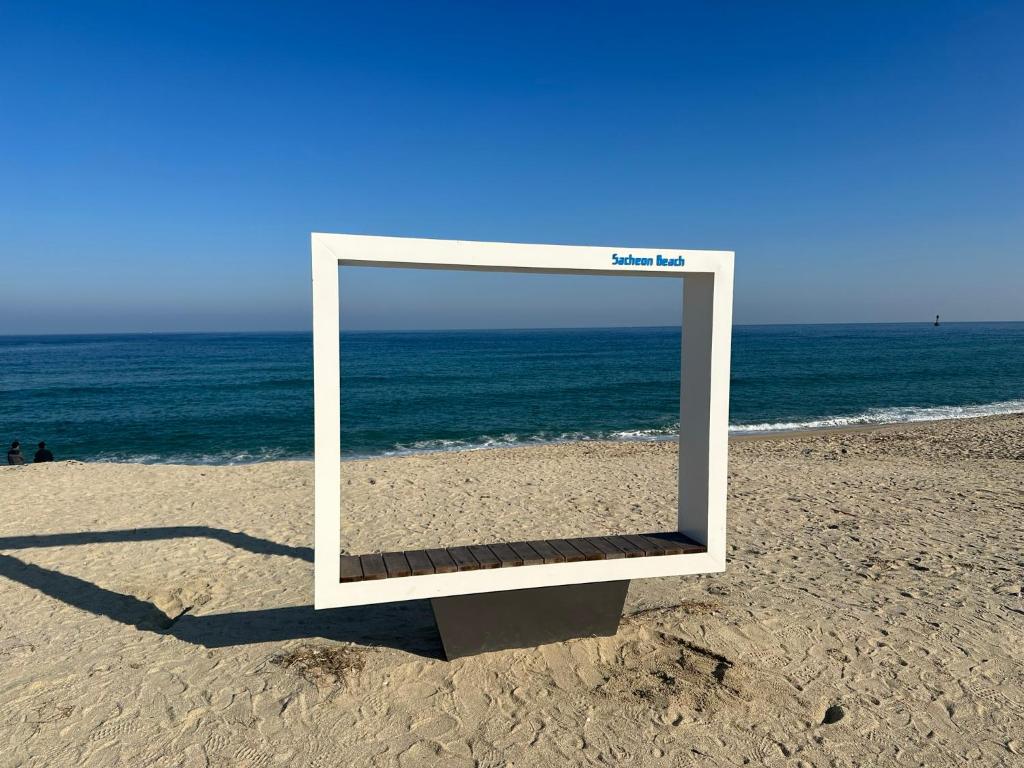 江陵市Sacheon Songlim的海滩上的镜子,背面是大海