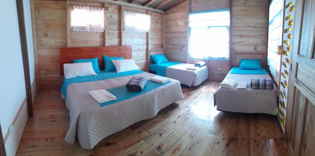 Vacas GalindoWillka Eco Farm Intag的小木屋内一间卧室,配有两张床