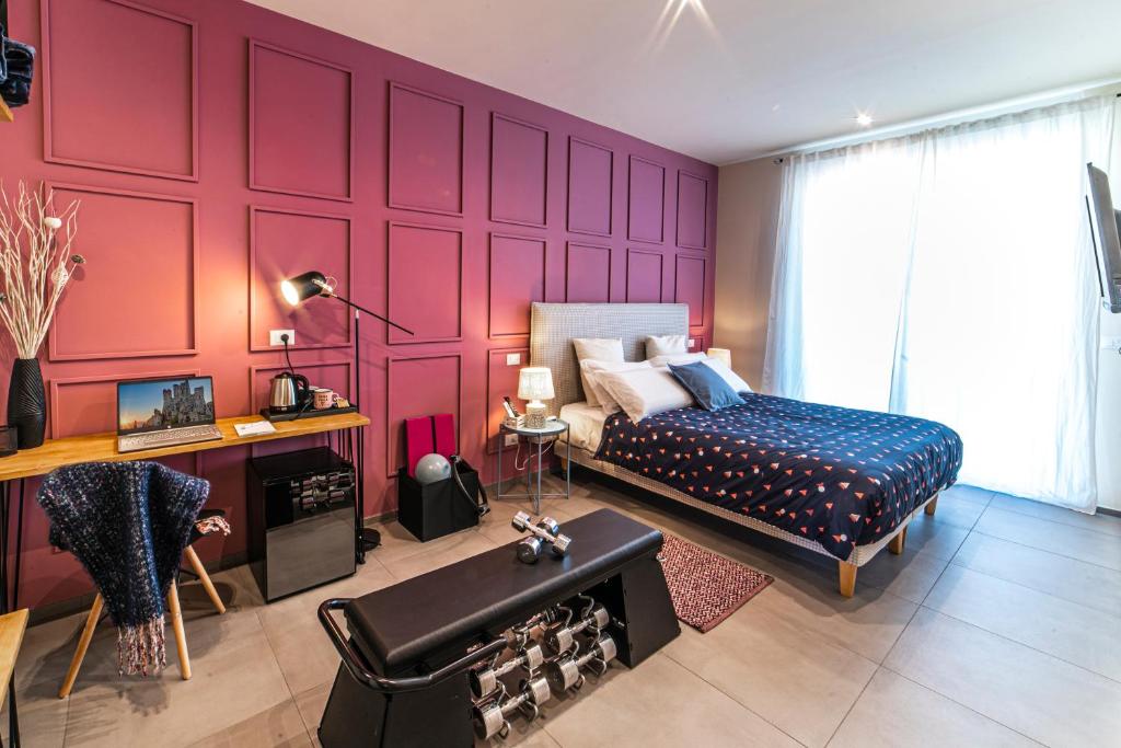 佩斯卡拉SMARTFIT HOUSE - Room & Relax的一间卧室设有一张床和红色的墙壁