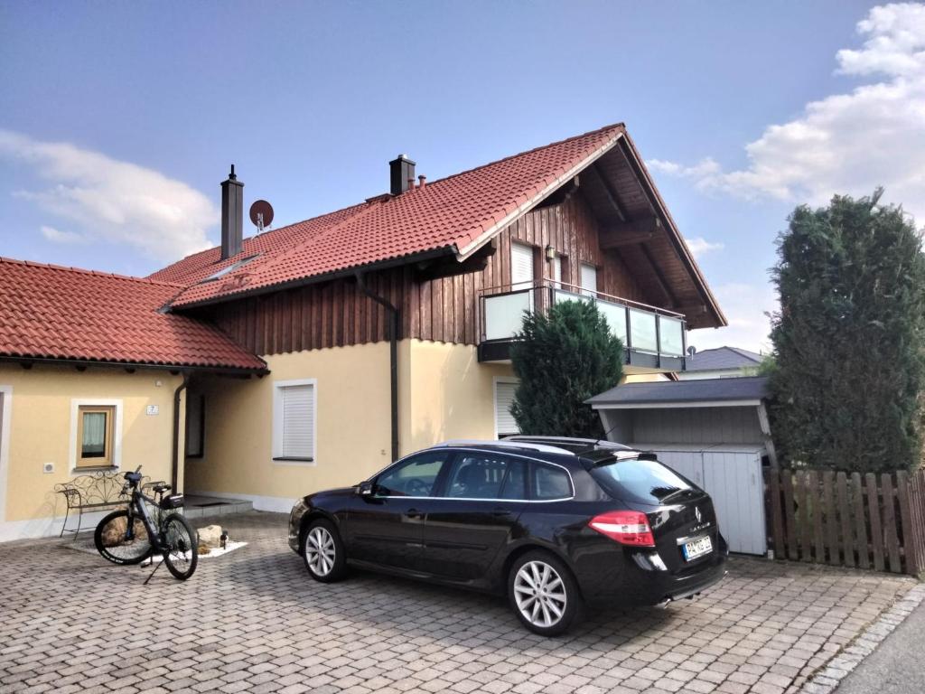 基尔夏姆Rudis Ferienwohnung的停在房子前面的一辆黑色汽车