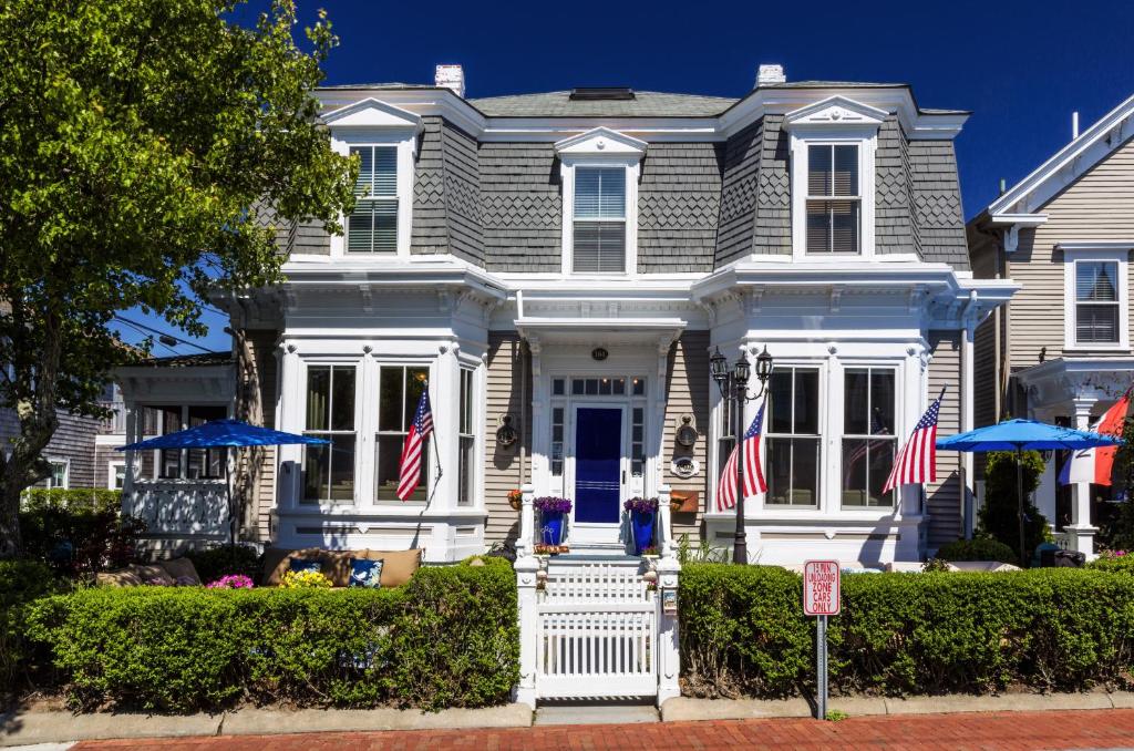 普罗温斯敦Prince Albert Guest House, Provincetown的前面有美国国旗的房子
