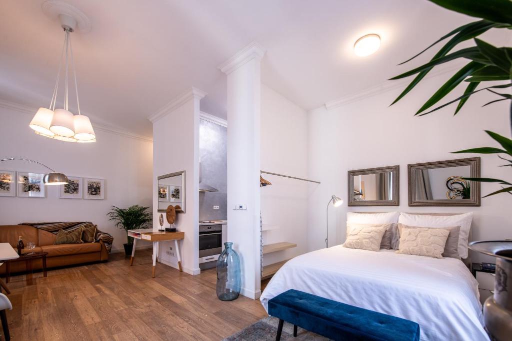 布拉格Modern Downtown APT - renovated, on ideal location的一间卧室设有一张床和一间客厅。