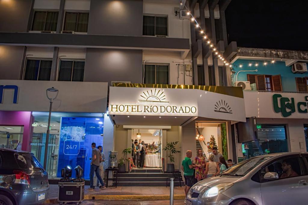 恩卡纳西翁Hotel Rio Dorado的一家酒店前的商店