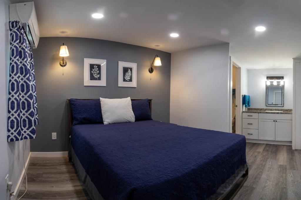 巴港罗宾斯汽车旅馆的一间卧室配有一张带蓝色床罩的床