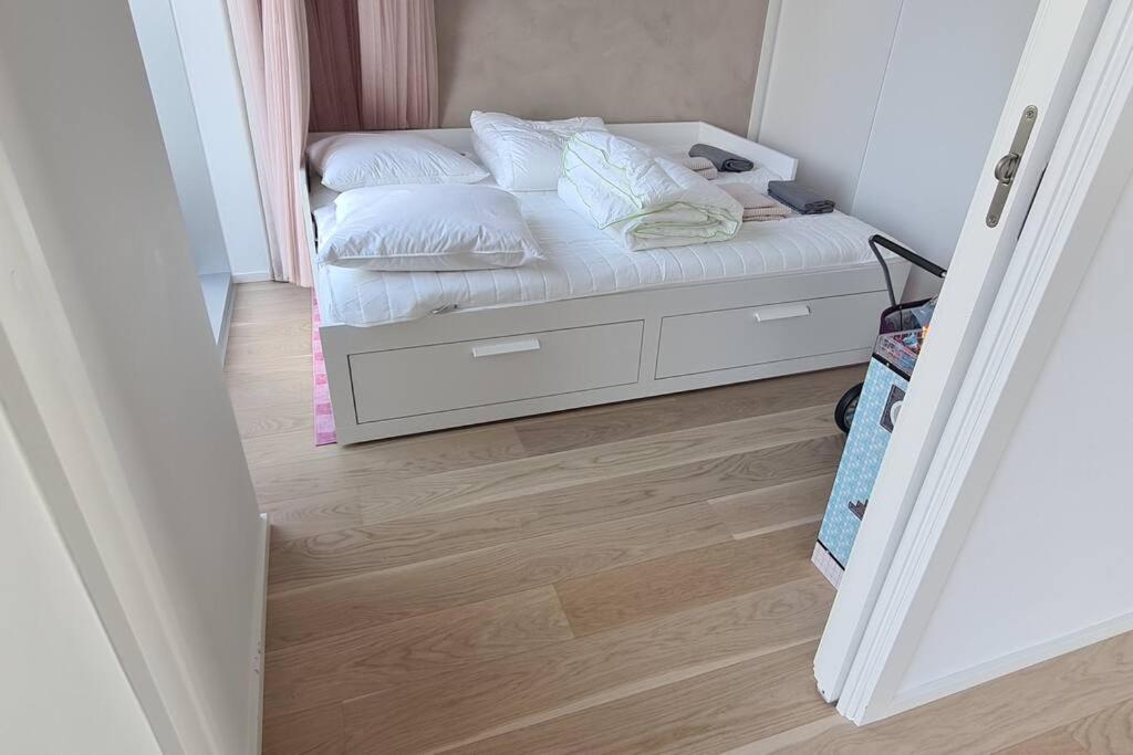 奥胡斯AArhus 115的小卧室配有带白色床单和枕头的床