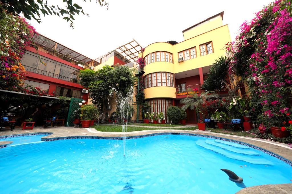 利马Peru Star Apart-Hotel的一座带喷泉的建筑前的游泳池
