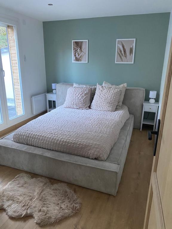 艾克斯莱班Appart lac lamartine的卧室配有一张带白色床单和枕头的大床。