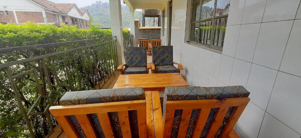 KisoroSAWA SAWA GUEST HOUSE的阳台的门廊配有2把椅子和1张桌子
