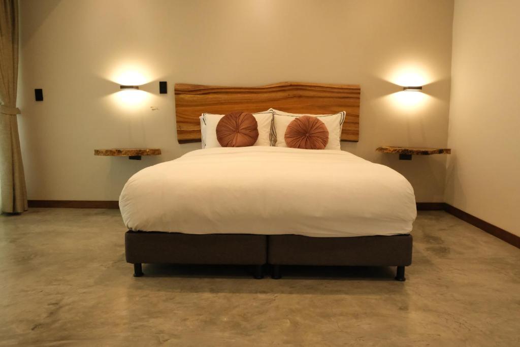 亚美尼亚UKO Urban Ekolodge的卧室配有一张带两个枕头的大白色床