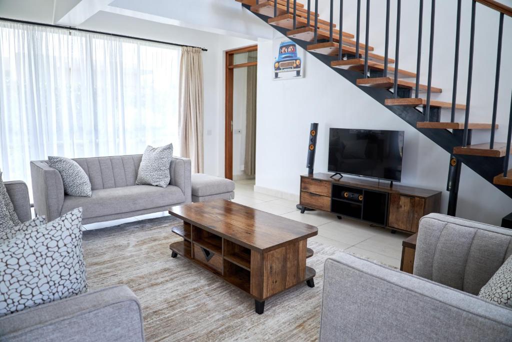 VipingoMonarch Villas - Kilifi的带沙发和电视的客厅