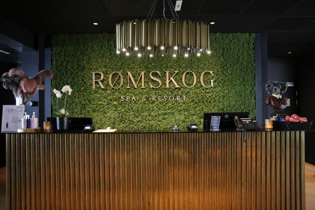 RømskogRømskog Spa & Resort - Unike Hoteller的绿色墙上的标语